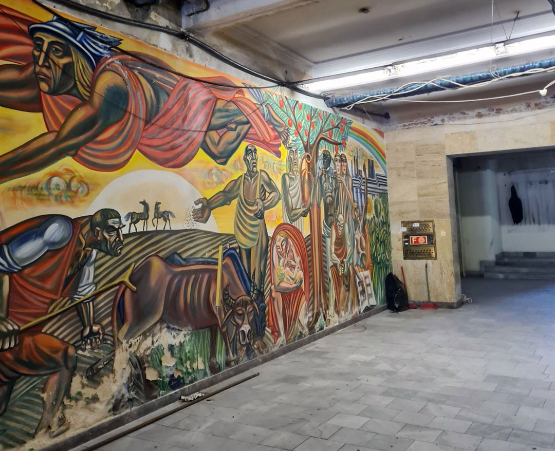murial right side